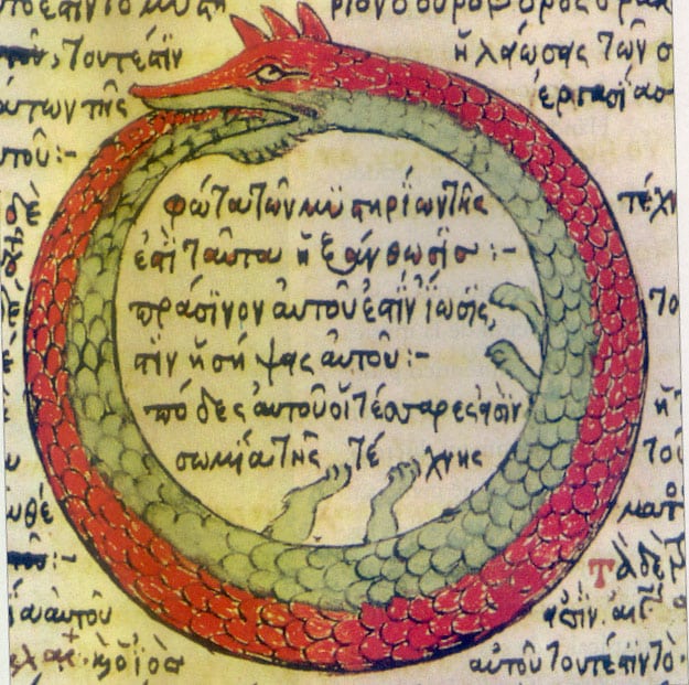 Détail d’un manuscrit médiéval sur lequel est dessiné une serpent qui se mord la queue. Il est rouge sur le dos et vert sur le ventre et il a quatre pattes.
