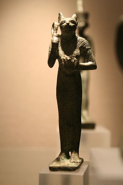 Statuette de femme à tête de chat représentant la déesse égyptienne Bastêt.