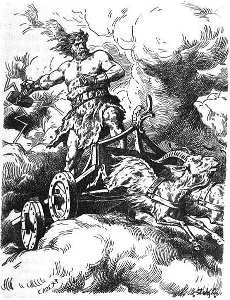 Thor sur son char, tiré par deux boucs, traverse le ciel remplis de nuages, en tenant son marteau, Mjöllnir, d’où partent des éclairs.