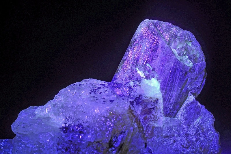 Rayonnement d'un cristal (1,5 cm) de chrysoberyl variété alexandrite sous ultra-violet.